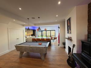 Modern 3 bed home with a hot tub