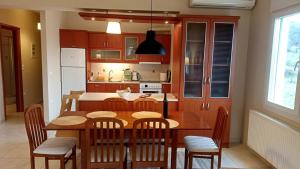 Deina Bright and Spacious Apartment