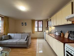 Bansko Bliss - Peaceful Stay with Balcony Views