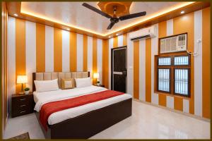 Hotel Nivasa Maa Sharda Premium Near Ramjanam Bhoomi And temple # Fully Air Conditioning Room # Guest House, Ayodhya