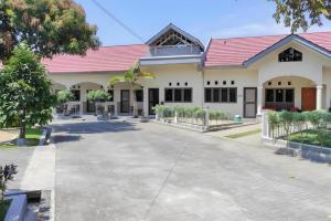 OYO 93051 Wisma Syariah Buloe Near Lapangan Abubakar Lambogo Batili Enrekang