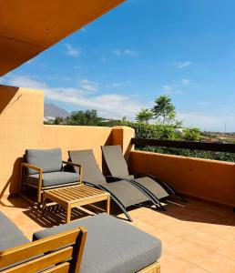 CASARES appart 2 ch dans parc tropical avec vue sur mer, montagne et piscine