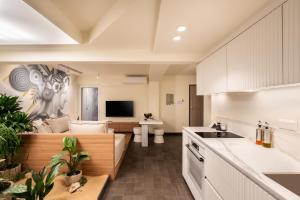 3 min to Acropolis, Boutique Apt with Steam Room