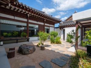 Mooul Private Hanok -Hwangnidan-gil