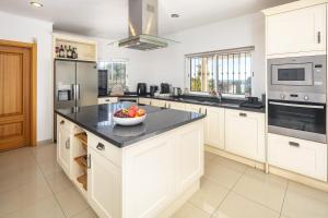 Vila Alporchinhos - Large villa close to the beach