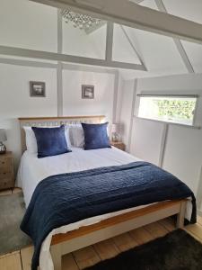 Spinnaker Barn, boutique, cute barn with hot tub