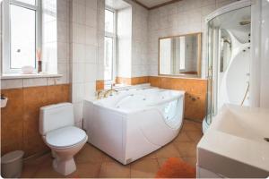 Nice Classical apartments on Alberta St FREE locked parkings