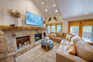 402 Timber Escape at Chapparal! Relaxing Deer Valley Condo with Hot Tub! Close to Skiing & Hiking! condo
