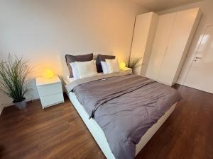 2 bedroom apartment with great location and air conditioning and parking