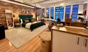 Large Luxury City-Center Loft - King Bed - De Waterkant - Walk to & Top Restaurants & Nightlife