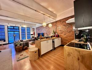 Large Luxury City-Center Loft - King Bed - De Waterkant - Walk to & Top Restaurants & Nightlife