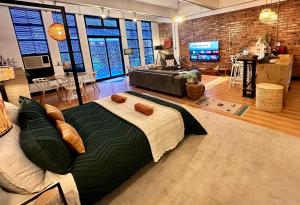 Large Luxury City-Center Loft - King Bed - De Waterkant - Walk to & Top Restaurants & Nightlife