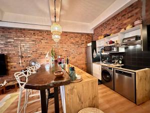 Large Luxury City-Center Loft - King Bed - De Waterkant - Walk to & Top Restaurants & Nightlife