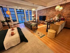 Large Luxury City-Center Loft - King Bed - De Waterkant - Walk to & Top Restaurants & Nightlife