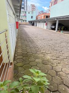 Apto térreo - praça mini golf - Sacada - Garagem - 3 quadras do mar e 1 do centro