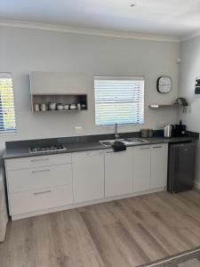 37A Modern Apartment quiet suburb mountain views