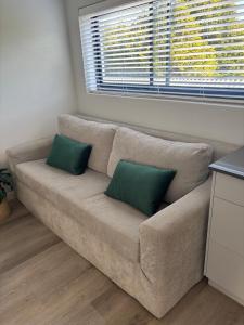 37A Modern Apartment quiet suburb mountain views