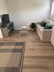 37A Modern Apartment quiet suburb mountain views