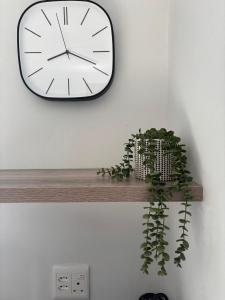 37A Modern Apartment quiet suburb mountain views