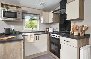 Heather View Standard Daisy Caravan Sleeps 6 4