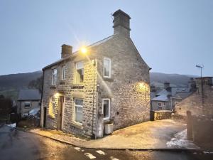 Northcliffe - Stylish Stone Cottage - Spa Bath - Peak Views