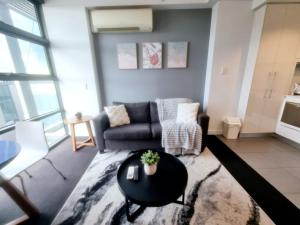Dockland Retreat with Free Parking