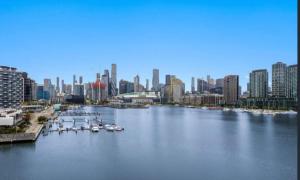 Dockland Retreat with Free Parking