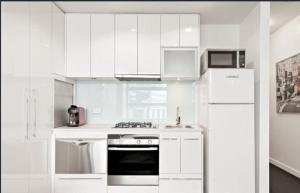 Dockland Retreat with Free Parking