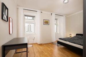 Chic Black-and-White Home by Naschmarkt