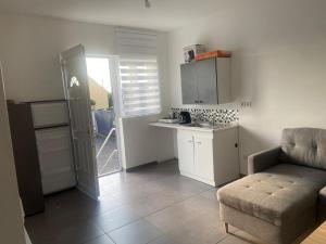 Studio calme proche circuit et centre