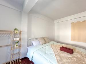 City center room with mountain view