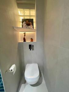 Typical Parisian art gallery style