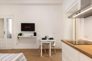 Isola Bloom - Stylish Design Flat