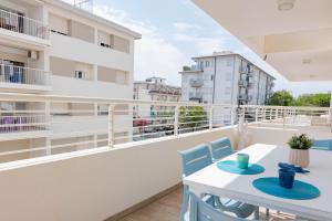 Sea view apartment with swimming pool