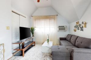 3 Mi to Franklin Park Zoo Bright Getaway!