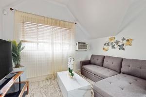 3 Mi to Franklin Park Zoo Bright Getaway!