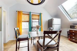 3 Mi to Franklin Park Zoo Bright Getaway!