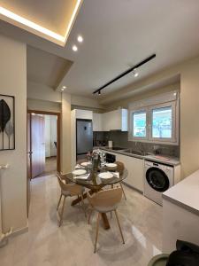 Newly Renovated 1BR Apartment and Balcony in Lush Pangrati