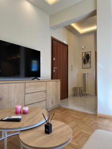 Newly Renovated 1BR Apartment and Balcony in Lush Pangrati