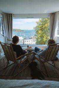 Stunning High Street Townhouse With Sea Views & Parking at Tide View Townhouse