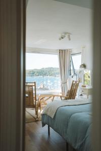 Stunning High Street Townhouse With Sea Views & Parking at Tide View Townhouse