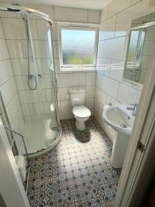Detached, 5 Double Bedrooms, 3 En-Suites, 5 Car Parking