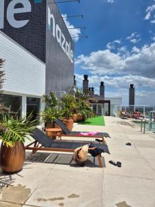 Apartamento com 1 suíte, sofá cama na sala e lavabo