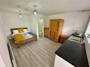 Detached, 5 Double Bedrooms, 3 En-Suites, 5 Car Parking