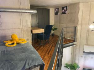 Modern loft in the middle of the city, parking space, TV game