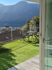 Lake view apartment and private covered parking space- La Terrazza di Jo
