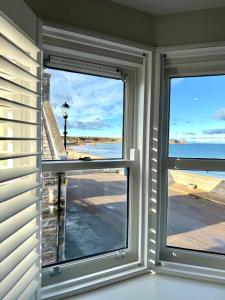 Sea Crest - Wake up to the Waves!