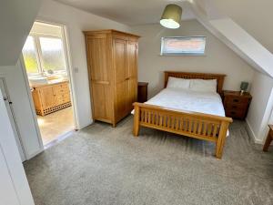 Detached, 5 Double Bedrooms, 3 En-Suites, 5 Car Parking