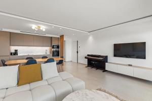 Vue Exceptionnelle Mer et Montagne , Piscine et Tennis