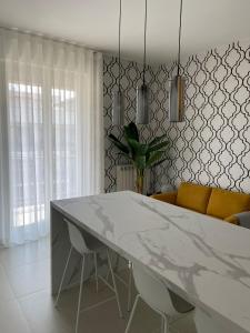Modern Design Apartment near Naples Airport & High Speed Train Free Parking, 2 Bathrooms